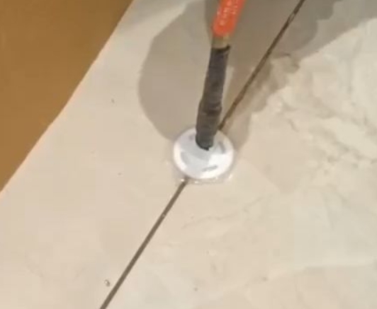 房县瓷砖空鼓维修公司专业解答瓷砖在铺贴过程中，如果没有涂抹均匀到位的粘结材料（如水泥砂浆或瓷砖胶），可能会导致以下问题