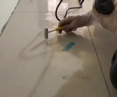 房县瓷砖开裂维修公司专业分享瓷砖在铺贴前如果没有沥干水分，将会导致以下问题