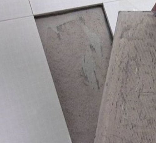 房县瓷砖空鼓维修公司分享瓷砖铺贴时如果打浆（即涂抹在瓷砖背面和基层上的砂浆或瓷砖胶）过少，会带来以下问题